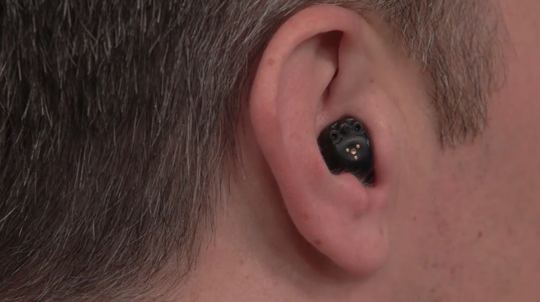 How to insert and remove custom hearing aids